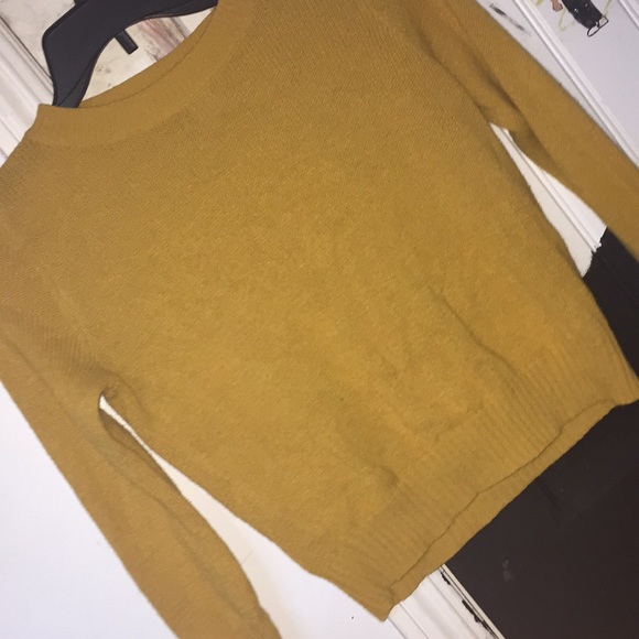 Yellow sweater - Picture 1 of 2